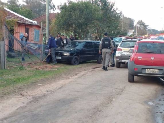 Os dois foram 

levados para hospital; policial levou tiro na cabeça