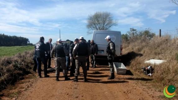 Conforme a polícia, a mulher aparenta ter entre 20 e 25 anos e não apresentava sinais de violência sexual