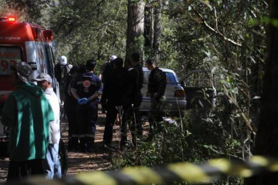 Corpos foram encontrados em uma estrada de chão nesta tarde