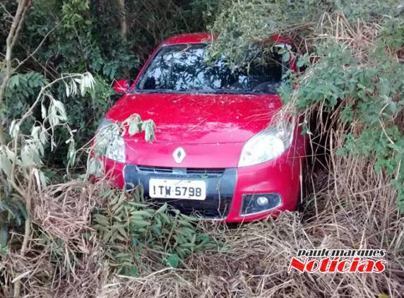 Veículo foi abandonado em uma granja