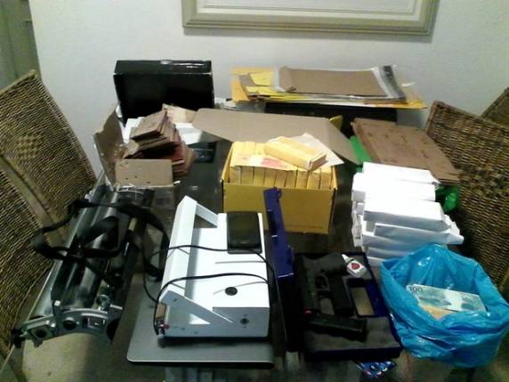 Na casa deles foram apreendidos equipamentos para falsificação