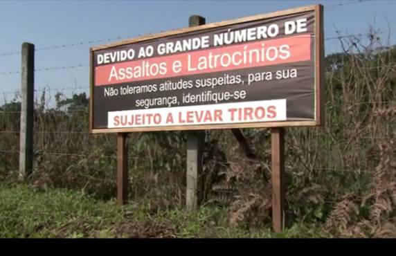 Em comunidade de Joinville há placas para espantar criminosos