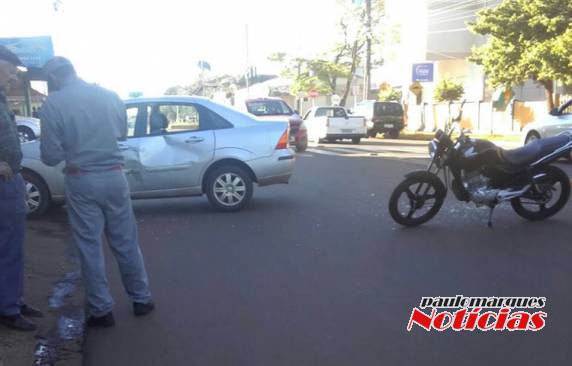Motocicleta e automóvel colidiram no 

centro da via