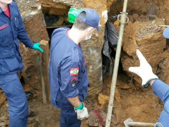 Ele trabalhava em buraco de 2m de profundidade quando a terra cedeu