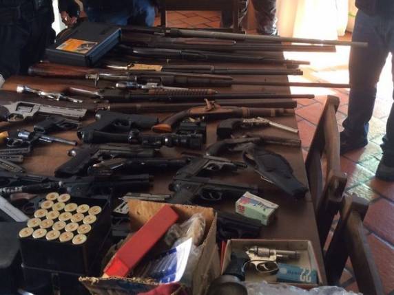 Na residência dele havia 20 armas - somente 14 tinham documentação