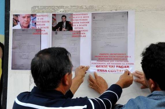 No ano passado, familiares fixaram cartazes em Santa Maria criticando atuação de Ricardo Lozza