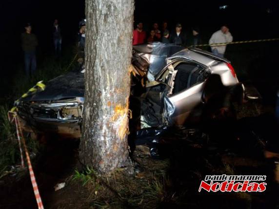 A vítima era um dos 

passageiros de um automóvel que colidiu em uma árvore