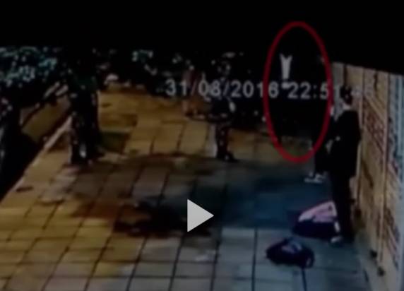 Imagens de câmera de 

vigilância flagraram Mauro Rogério Silva dos Santos atacando policial antes de sofrer golpes de cassetete