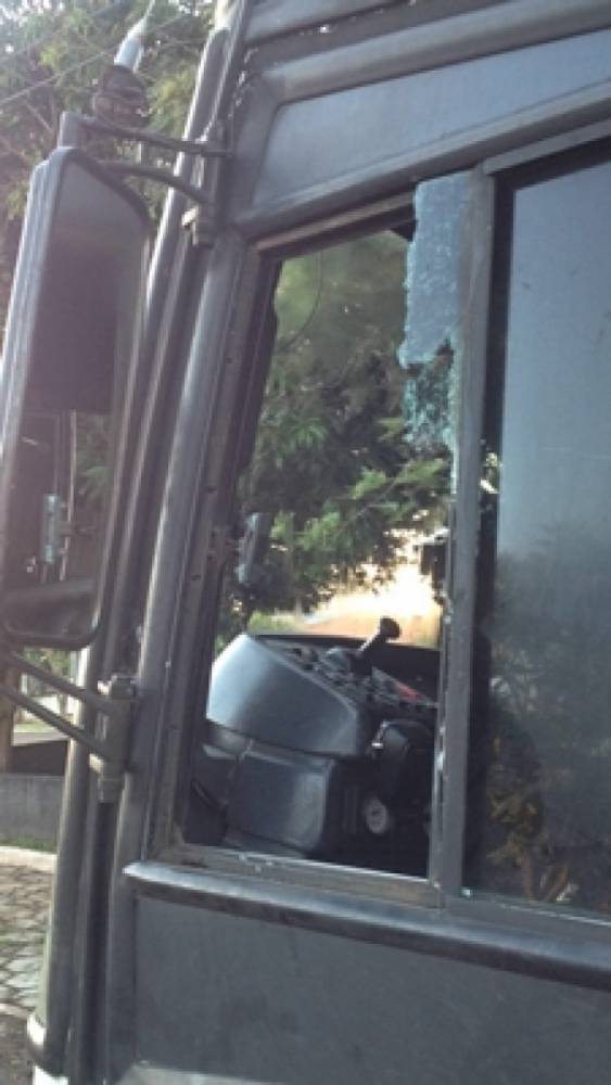 Ônibus é assaltado na BR-163 e passageiros trancados em bagageiro