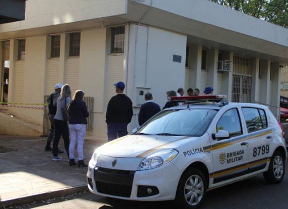 Bandidos entraram pela porta lateral do prédio, segundo a Brigada Militar