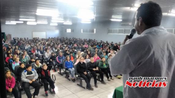 Professor João Aventura e seus alunos se apresentaram para uma grande plateia 