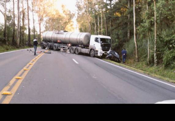 Colisão 

frontal entre carro e carreta ocorreu por volta das 7h30min