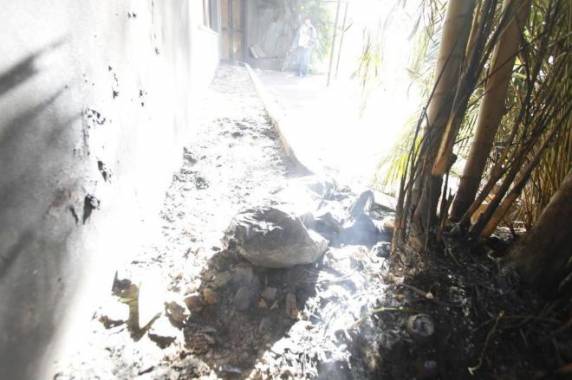 À tarde, quase 12 horas depois do atentado, vestígios de fumaça e marcas do ataque ainda podiam ser vistos por quem passava pelo 

local