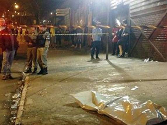 Mulher de 

21 anos foi alvejada e morreu no local, conforme a BM