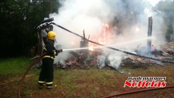 Incêndio aconteceu no início de manhã deste domingo