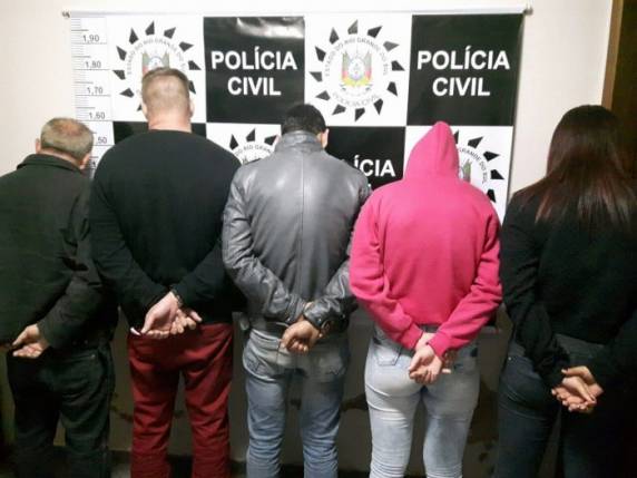 Durante a ação Polícia Civil, com 

apoio de cães farejadores da Brigada Militar apreenderam 31 petecas de cocaína