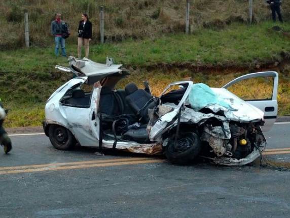 Carro bateu em uma caminhonete e outro automóvel colidiu lateralmente