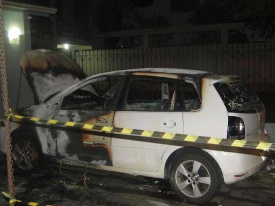 Candidato teve carro incendiado quando chegada em casa na noite de domingo (18)