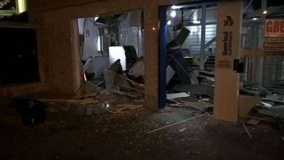 Criminosos fugiram e ainda não está 

confirmado se levaram algo