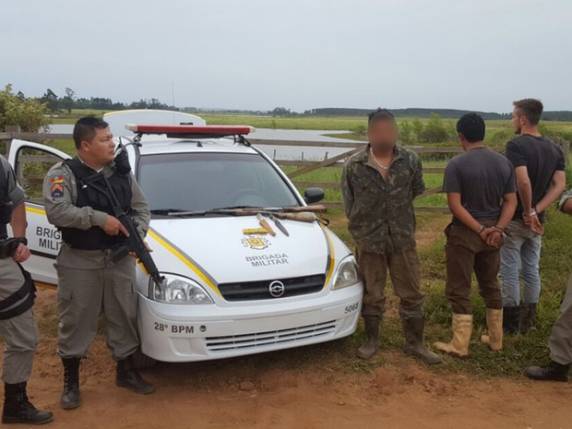 Armas foram encontradas com ocupantes de 3 carros nos arredores do local