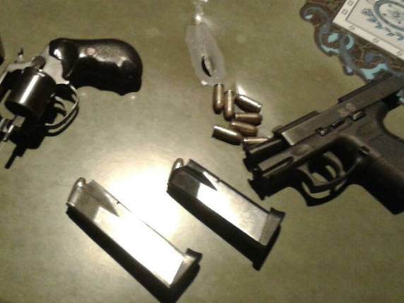 Armas foram encontradas com ocupantes de 3 carros nos arredores do local