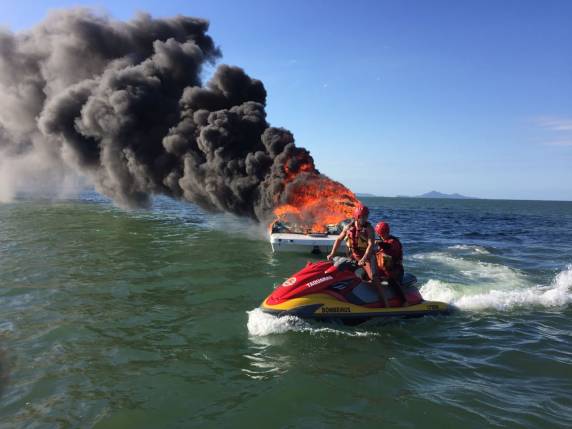 Segundo informações preliminares, só havia uma pessoa a bordo da lancha, que pulou no mar para se salvar