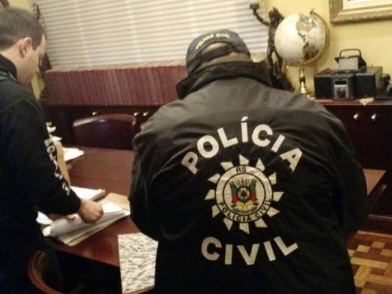 Político foi conduzido a uma delegacia por porte ilegal de arma