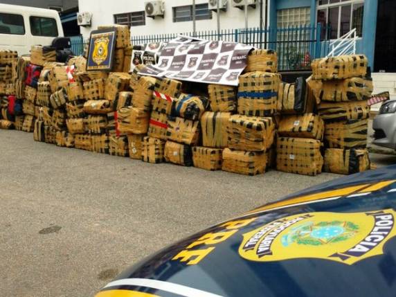 Três homens foram presos; outros dois carros foram apreendidos