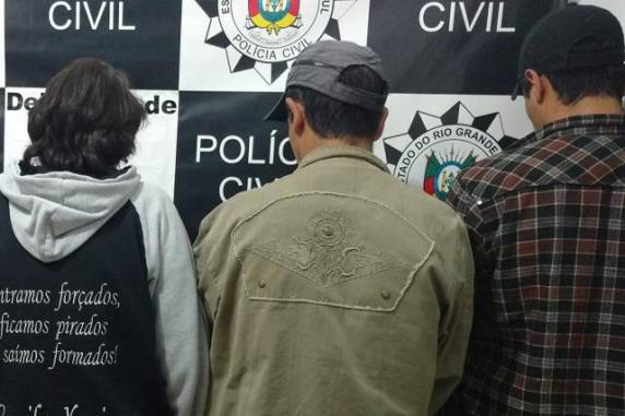 Além da filha, o genro e uma outra pessoa foram presas em flagrante