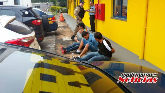 Quatro indivíduos armados de revolver entraram no local e anunciaram o assalto na manhã deste sábado 