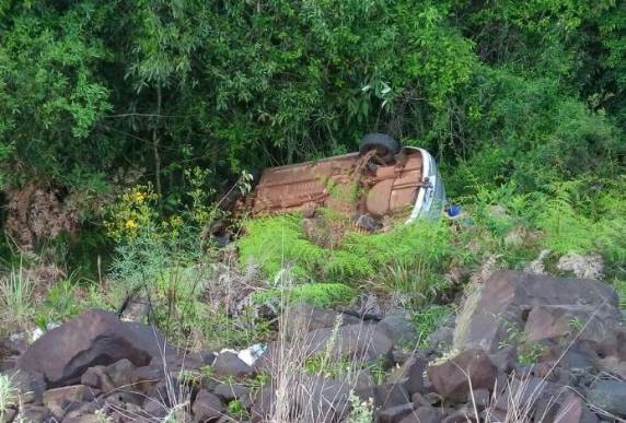 Depois da batida um dos veículos saiu da pista e tombou