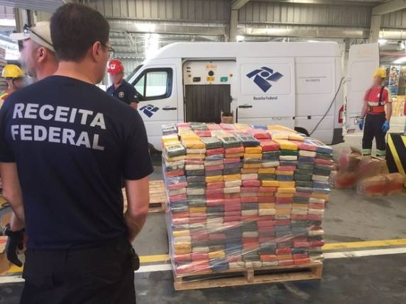 Droga estava escondida em meio a 12 contêineres de abacaxi em calda