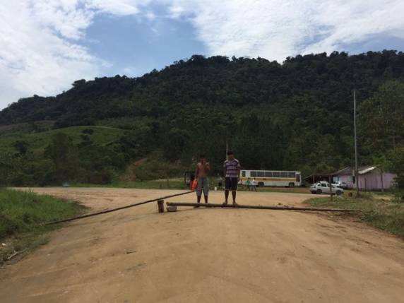 Índios querem que famílias brancas saiam da comunidade da 

Serrinha