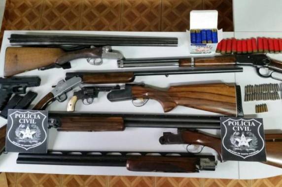 Armas foram 

encontradas quando agentes procuravam documentos na casa do prefeito