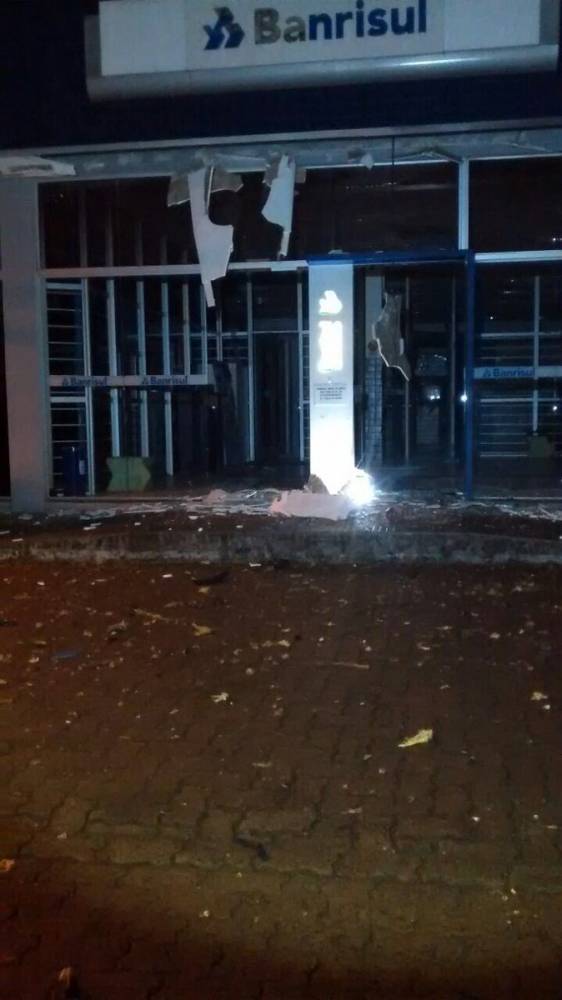 De acordo com a polícia, suspeito morto participava do ataque ao 

banco