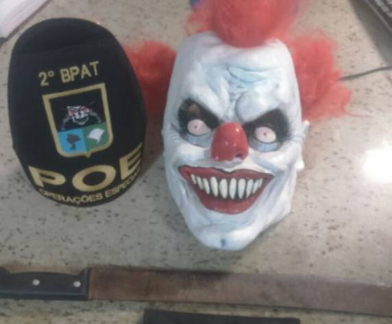 Policiais apreenderam máscara e facão usados por jovem