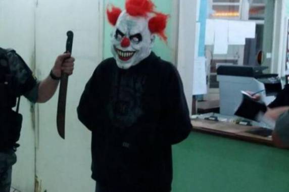 Policiais apreenderam máscara e facão usados por jovem