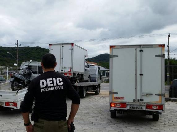 Três 

caminhões, carros de luxo, de até R$ 1 milhão, foram apreendidos