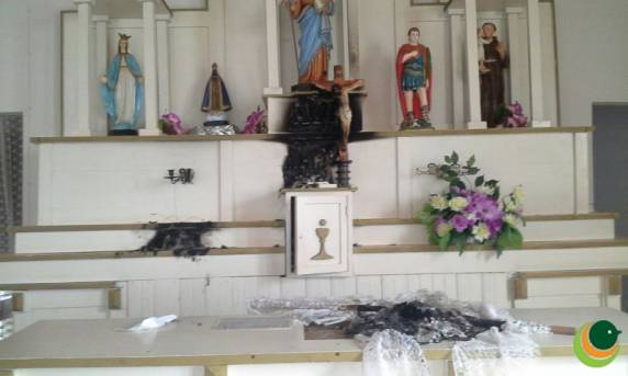 O altar foi todo danificado