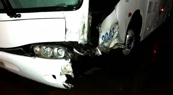 Acidente envolveu um carro e um ônibus



