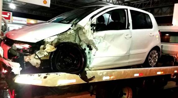 Acidente envolveu um carro e um ônibus



