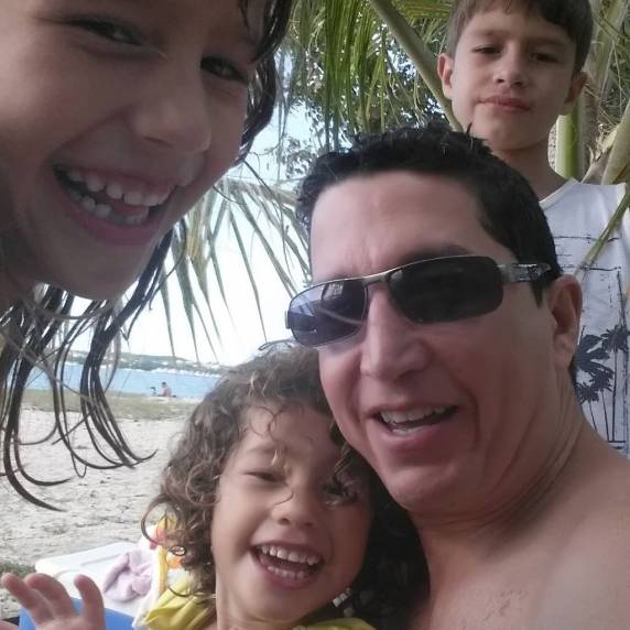 Homem de 50 anos se enforcou nos fundos de casa após asfixiar os filhos de cinco, sete e nove anos