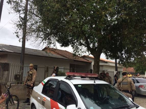 'Começou um tiroteio, ele 

executando a família, eu vi pelo muro', diz vizinho