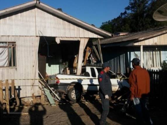 Primos tomavam 

refrigerante na cozinha da avó quando carro os atingiu