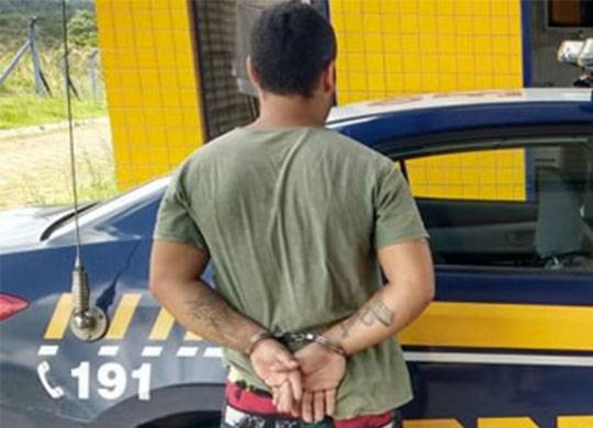 Ele abandonou o carro que dirigia, deixando mãe, padrasto, irmã, esposa e suas duas filhas para trás, mas foi capturado horas depois