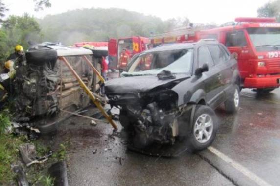 Carro perdeu 

o controle de direção e invadiu a pista contrária.