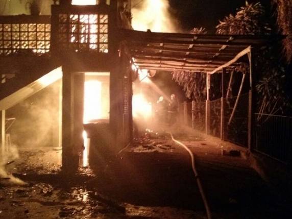 Há suspeita de incêndio 

criminoso, segundo o Corpo de Bombeiros