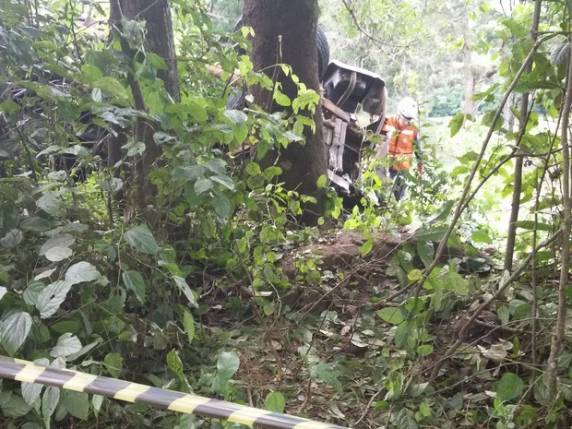 Vítima teria perdido o controle do caminhão que dirigia numa curva