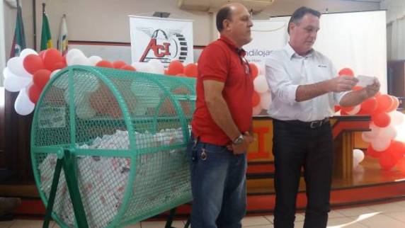 Coincidência na entrega de prêmios da campanha Três de Maio é Show chama a atenção