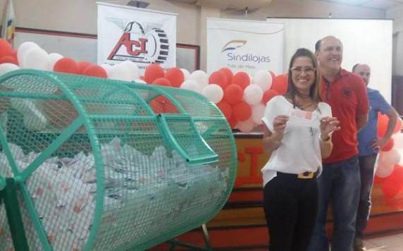 Coincidência na entrega de prêmios da campanha Três de Maio é Show chama a atenção